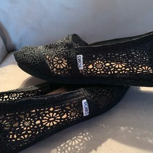 Women’s TOMS slip on shoes. Size 9.5.